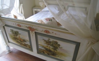 Dormitor pictat cu peisaje